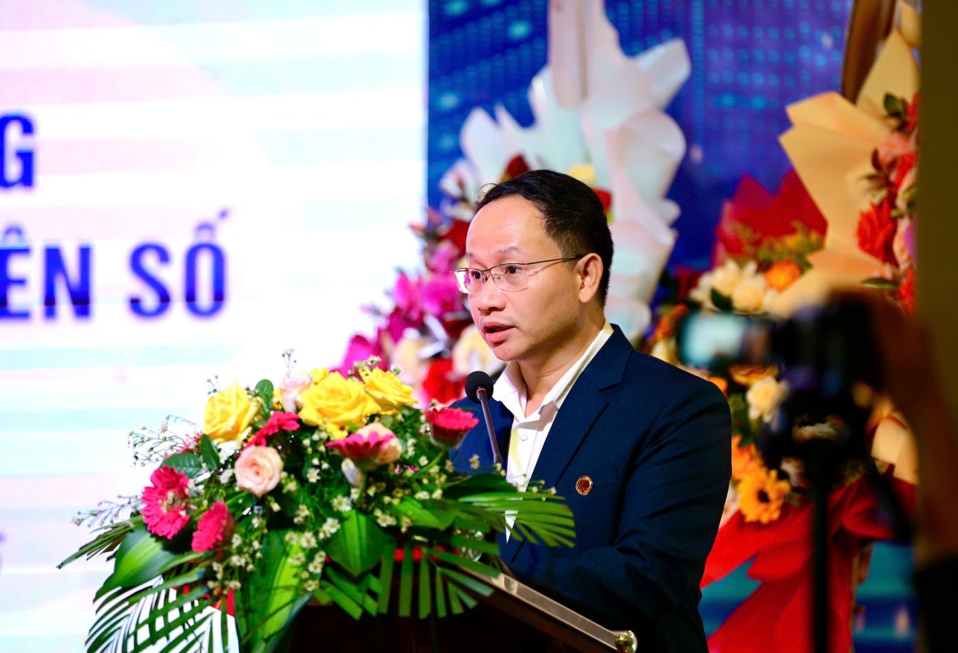 Ông Hồ Thanh Thọ, Phó Tổng biên tập Tạp chí Cửa Việt đọc đề dẫn khai mạc